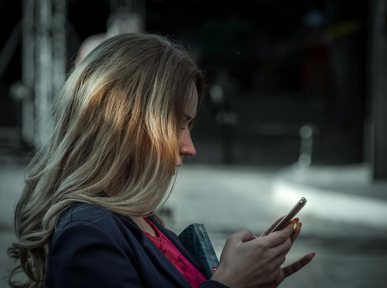 The Psychology of Texting: Why She Doesn’t Reply (and What to Do About It)